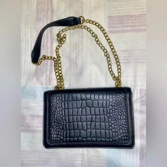 Fancy bag with snake 🐍 lock design and snake skin surface - Picture 2 of 3